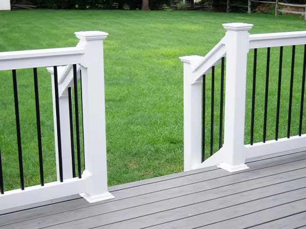 Wooden railing with aluminum bars