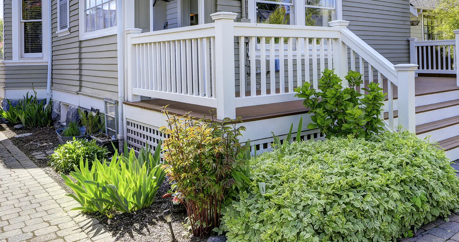 White modern deck with white paint and white lattice deck skirting