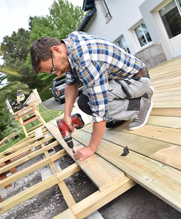 Carpenter building wooden deck, deck building in Council Bluffs, IA